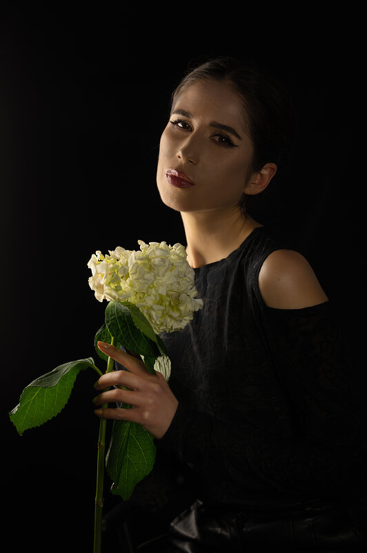 Мария с гортензией - Viktoria Anufrieva Мария с гортензией - Viktoria Anufrieva