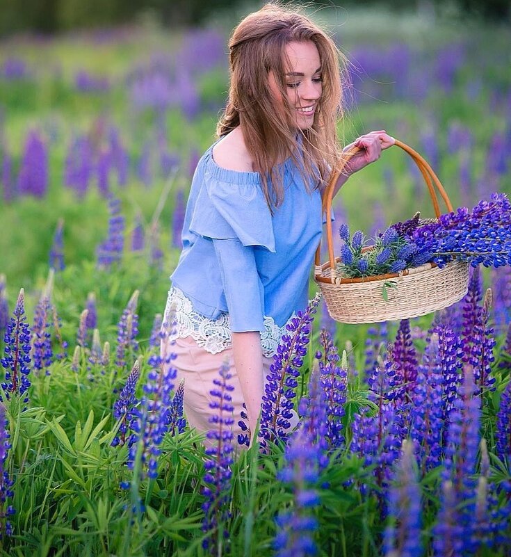 Девушка собирает цветы... - Натала ***