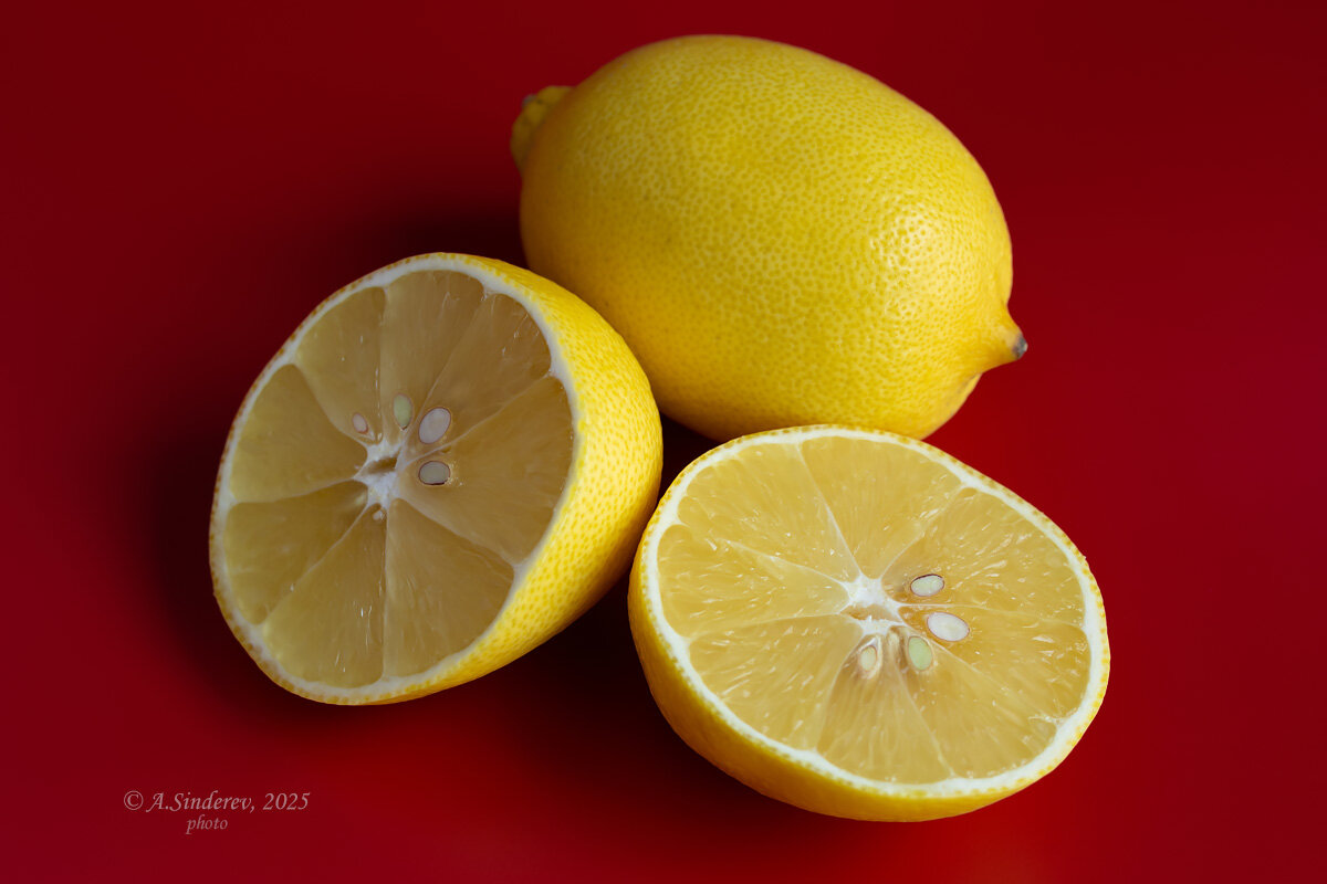 Лимоны на красном фоне - Александр Синдерёв