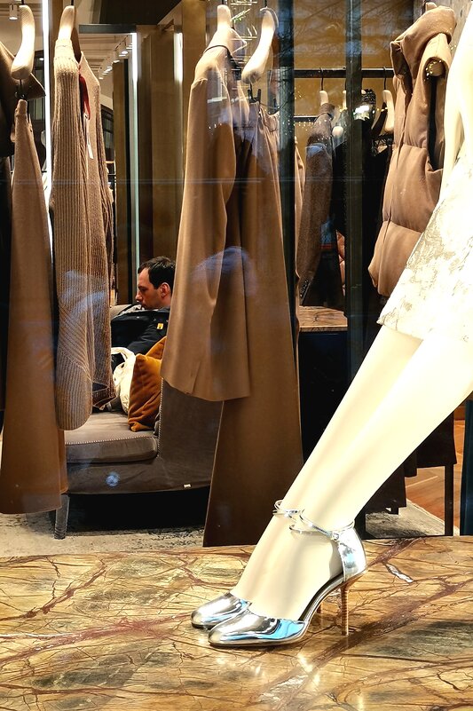 Он терпеливо ждал окончания примерки у жены - Любимова Ольга 