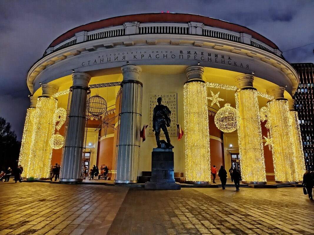 Метро Краснопресненская. Скоро Новй Год. - Александр Чеботарь