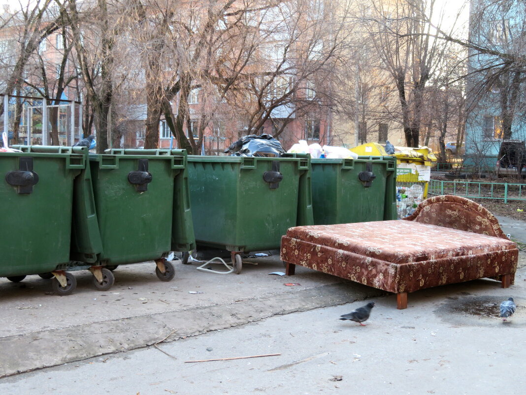 Устал выносить мусор? Приляг, отдохни! - Егор Бабанов Устал выносить мусор? Приляг, отдохни! - Егор Бабанов