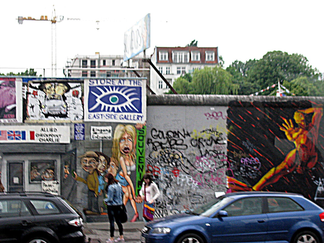 Вдоль Берлинской стены, на автобусе. - Владимир Драгунский Вдоль Берлинской стены, на автобусе. - Владимир Драгунский