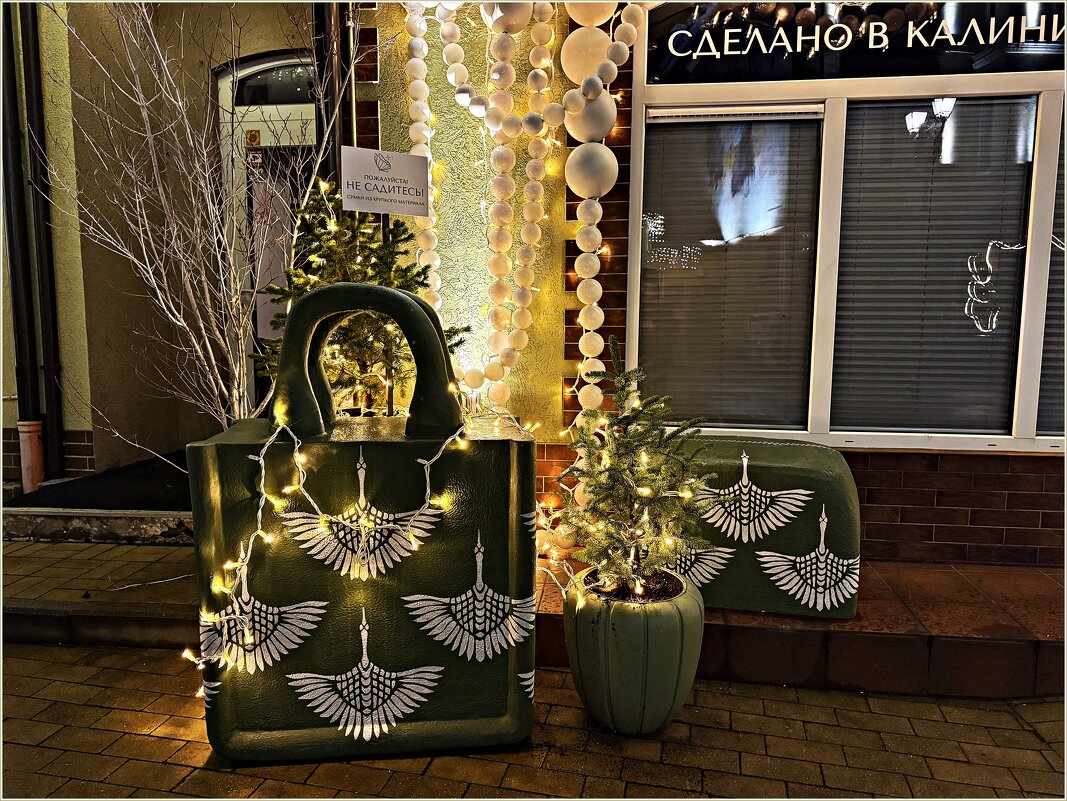 У магазина сумок. - Валерия Комова У магазина сумок. - Валерия Комова