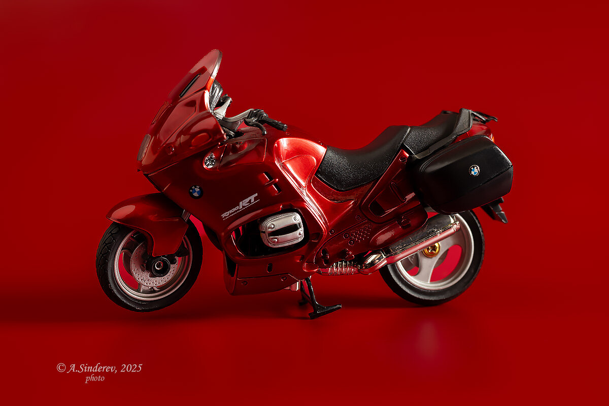 Красный мотоцикл BMW на красном фоне - Александр Синдерёв