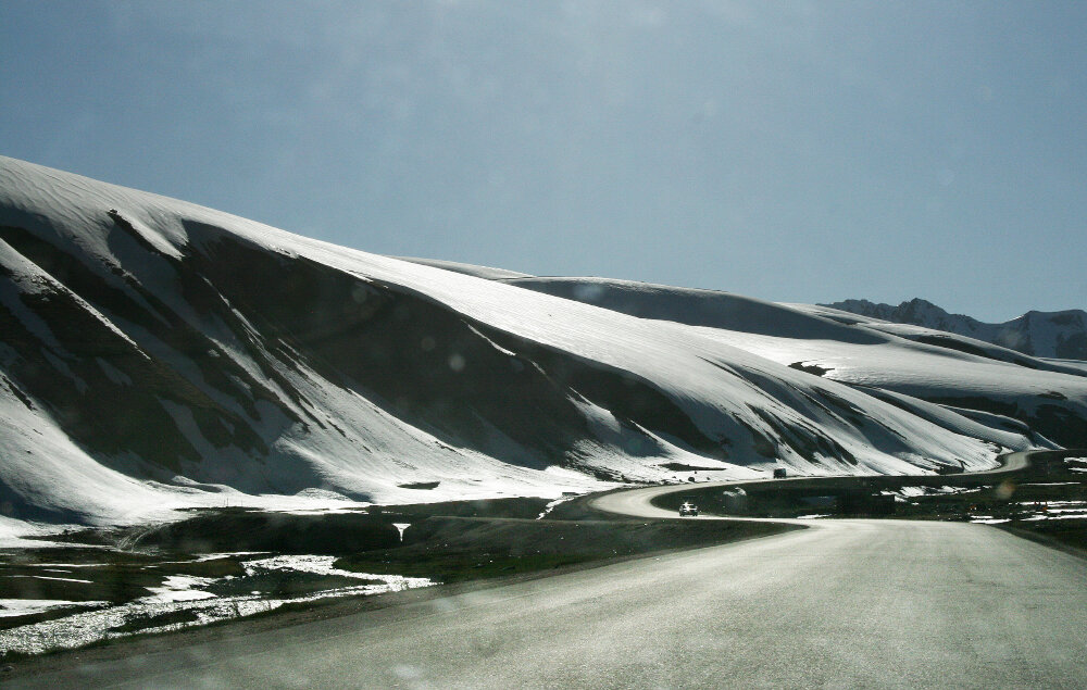 Солнце светит, снежинки летят, спускаемся с перевала... - Галина Ильясова