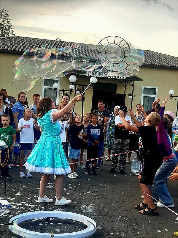 Сколько мыльных пузырей - все они летают,маленьких и взрослых счастьем наполняют! - Нина Андронова