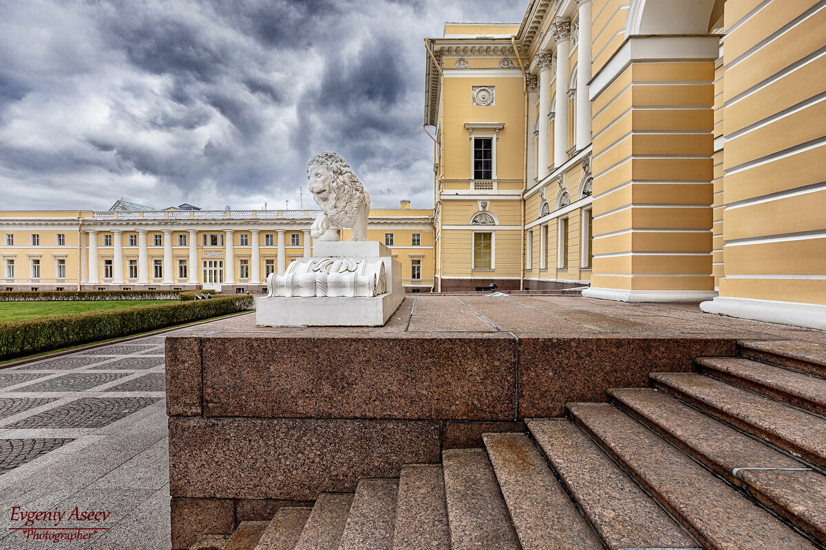 На ступенях Михайловского дворца - Евгений 
