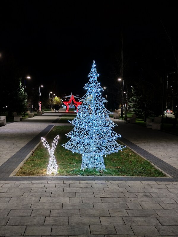 Новогодний декор...Маленькой елочке не холодно... - tatyana 