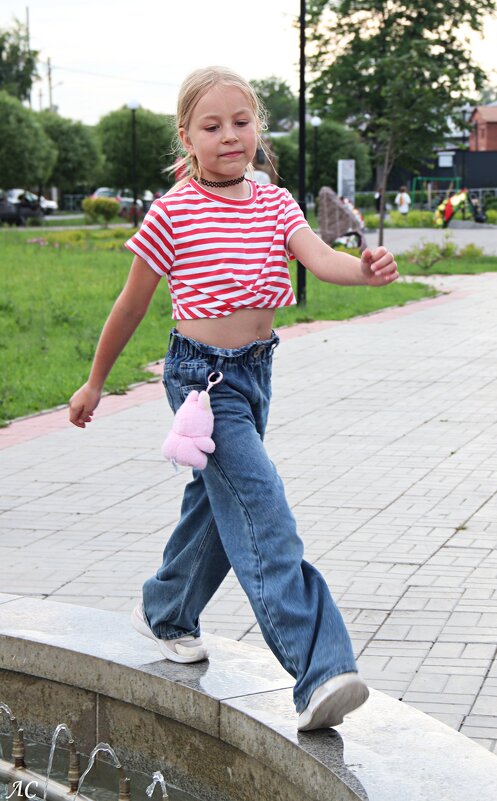 Беззаботное детство - Любовь Сахарова