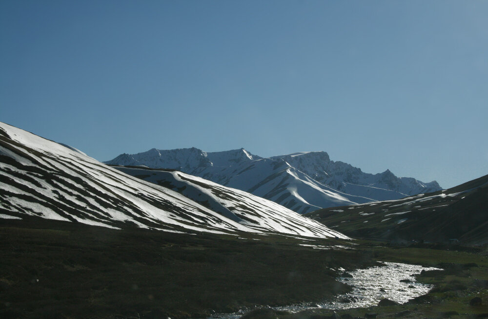 Бежит, шумит, сверкает горная река... - Галина Ильясова Бежит, шумит, сверкает горная река... - Галина Ильясова