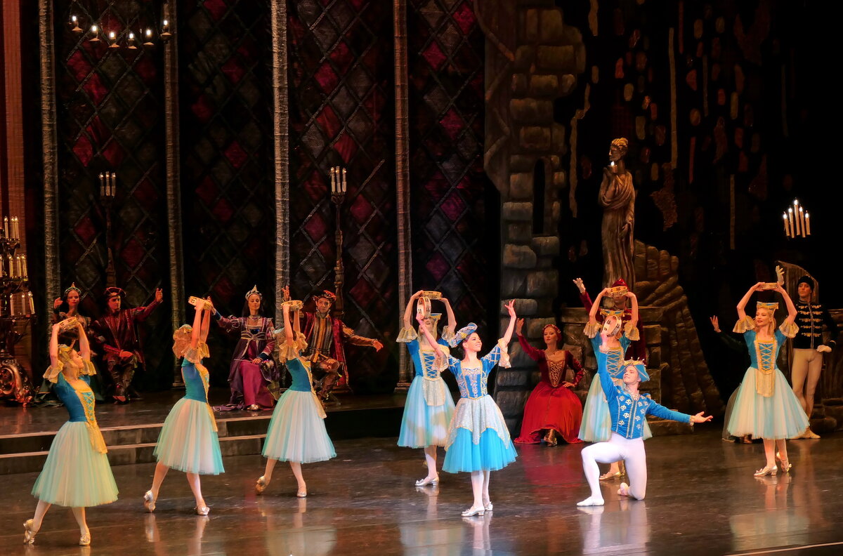 Сцена из балета "Лебединое озеро" - Валерий Судачок Сцена из балета "Лебединое озеро" - Валерий Судачок