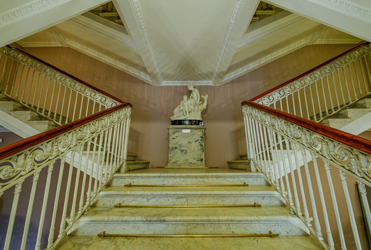 парадная лестница в Елагинском дворце - Георгий А
