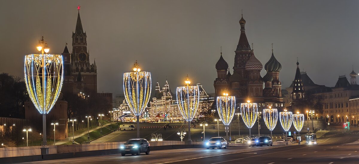 С Большого Москворецкого моста - <<< Наташа >>>