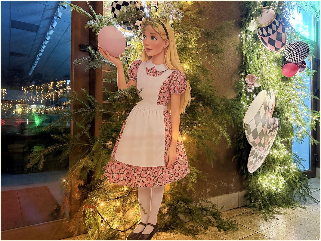 Украшения у магазина. Алиса. - Валерия Комова