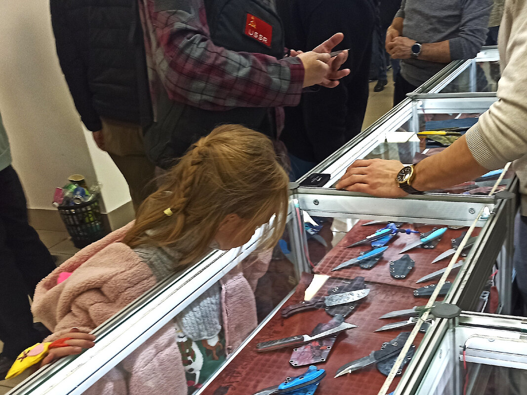 Девочка в раздумьях - всё такое симпатичное. - svk *