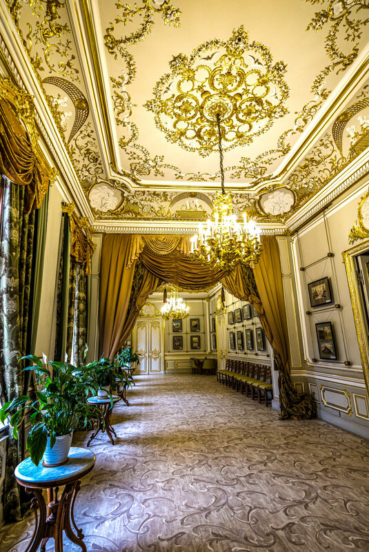 Длинный коридор особняка Половцова - Георгий А