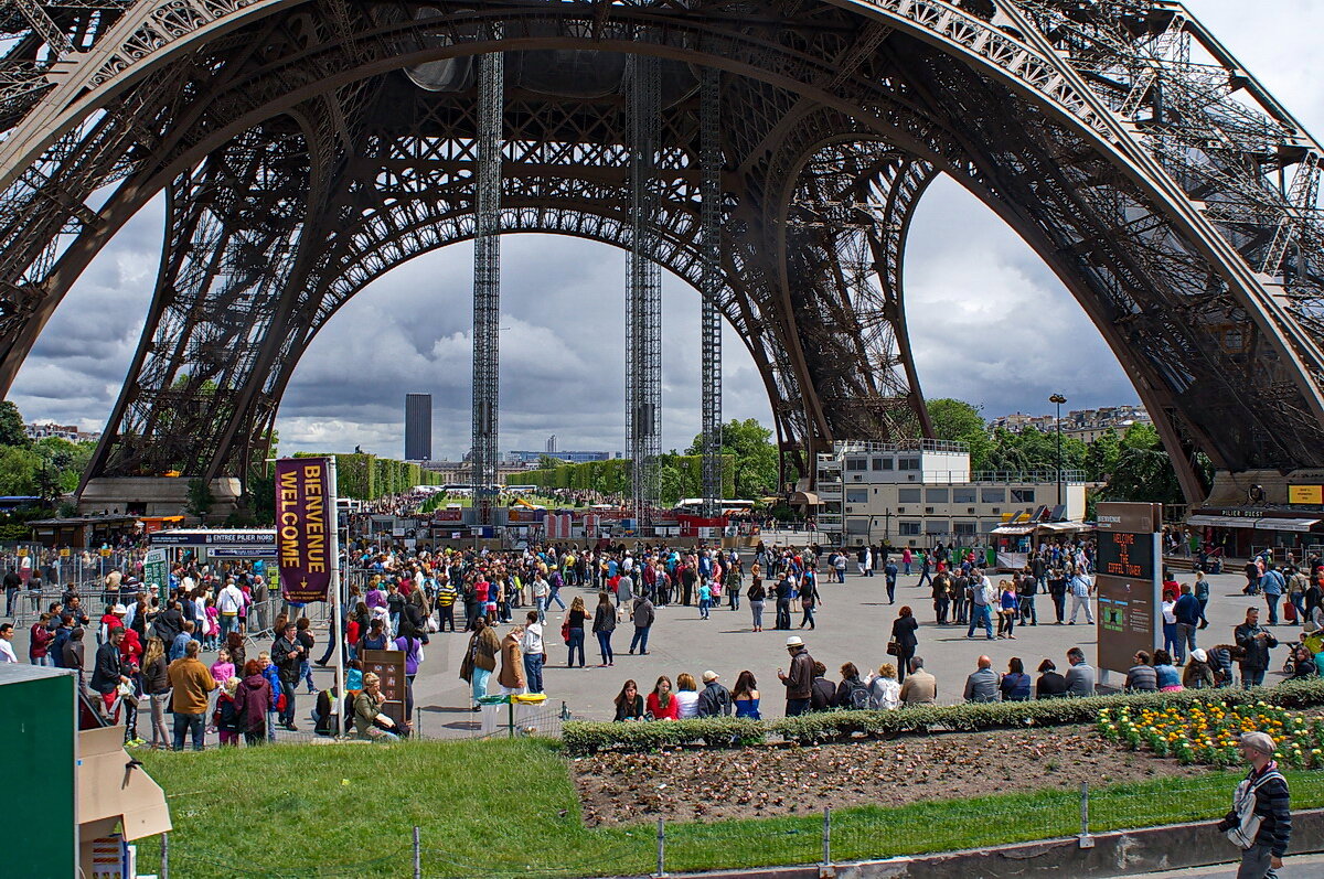 Прогулка по Парижу.../под Эйфелевой башней/ - igor G.