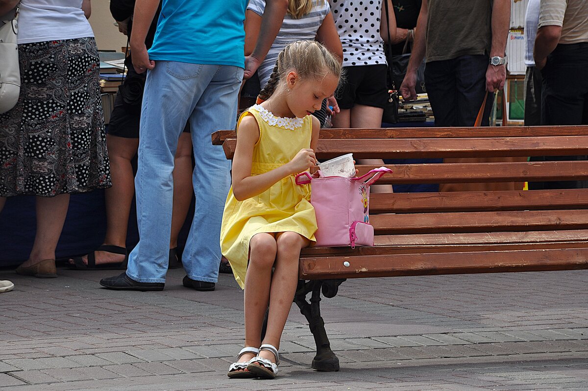 Пока родители листают книжки , доем-ка я мороженое,,,) - Анатолий Колосов