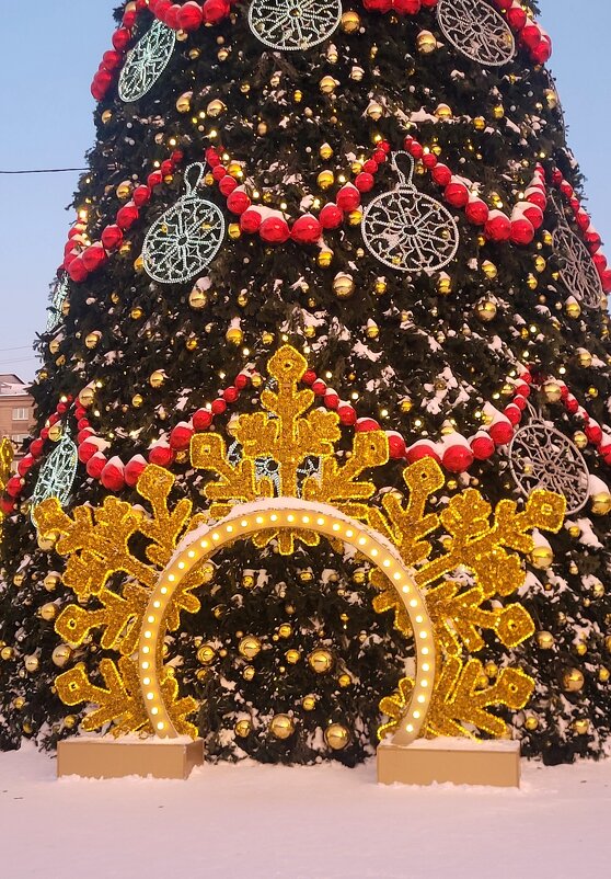 Арка у елки - Галина Нестратова