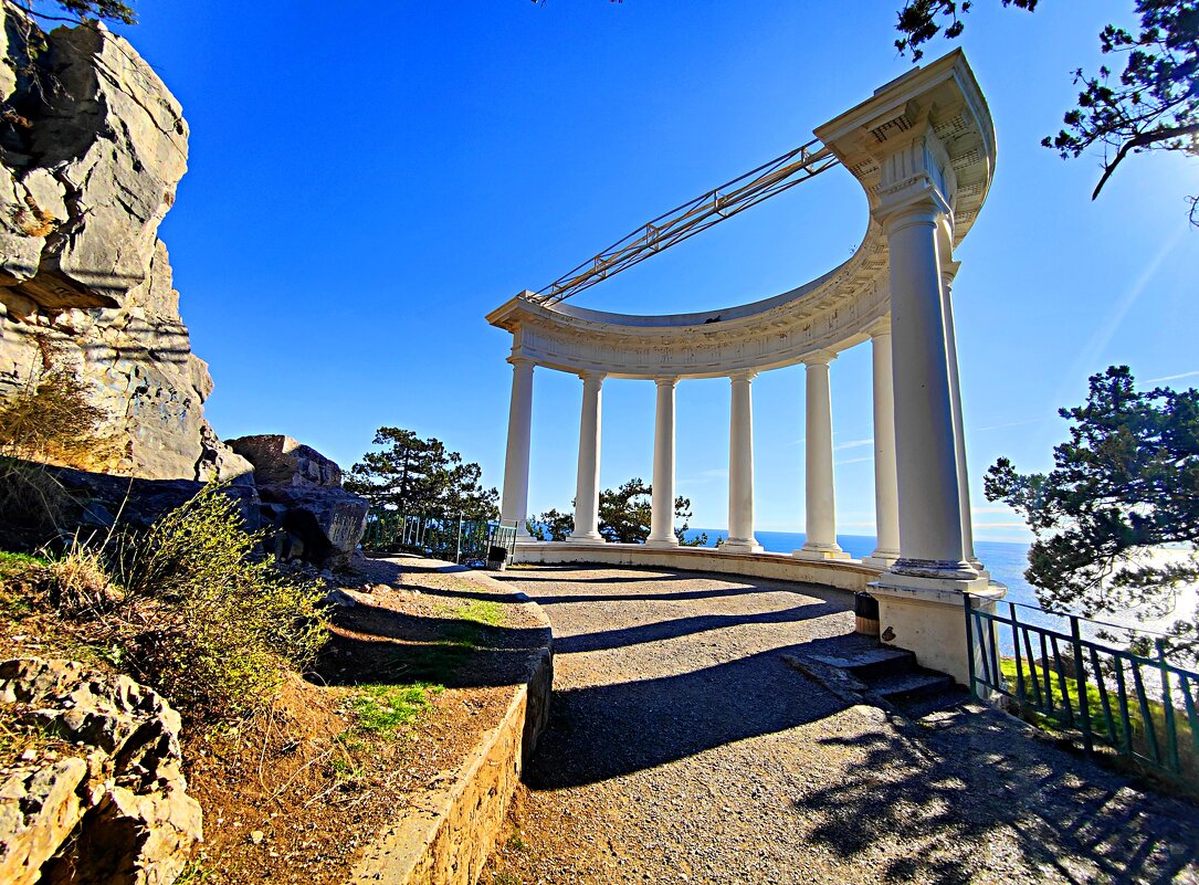 Полуротонда на Царской тропе над Ореандой. - Виктор Мухин