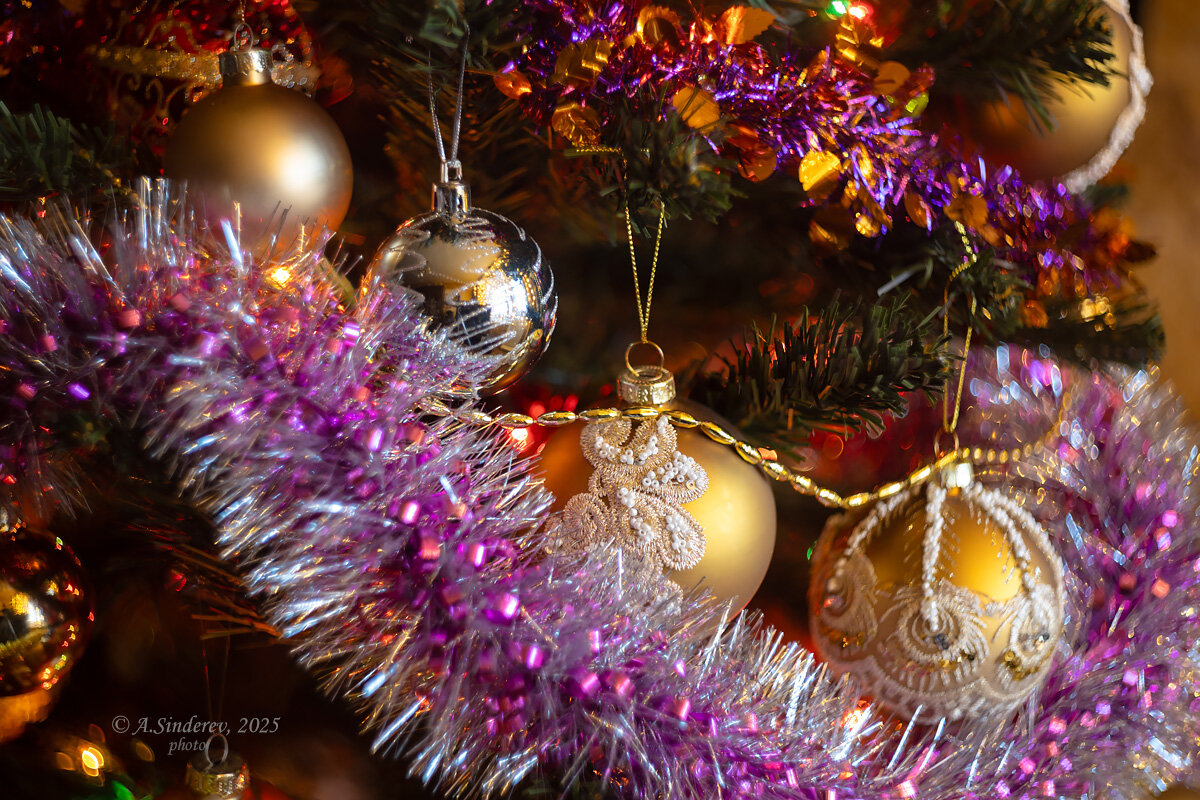 Новогодние игрушки на ёлке - Александр Синдерёв