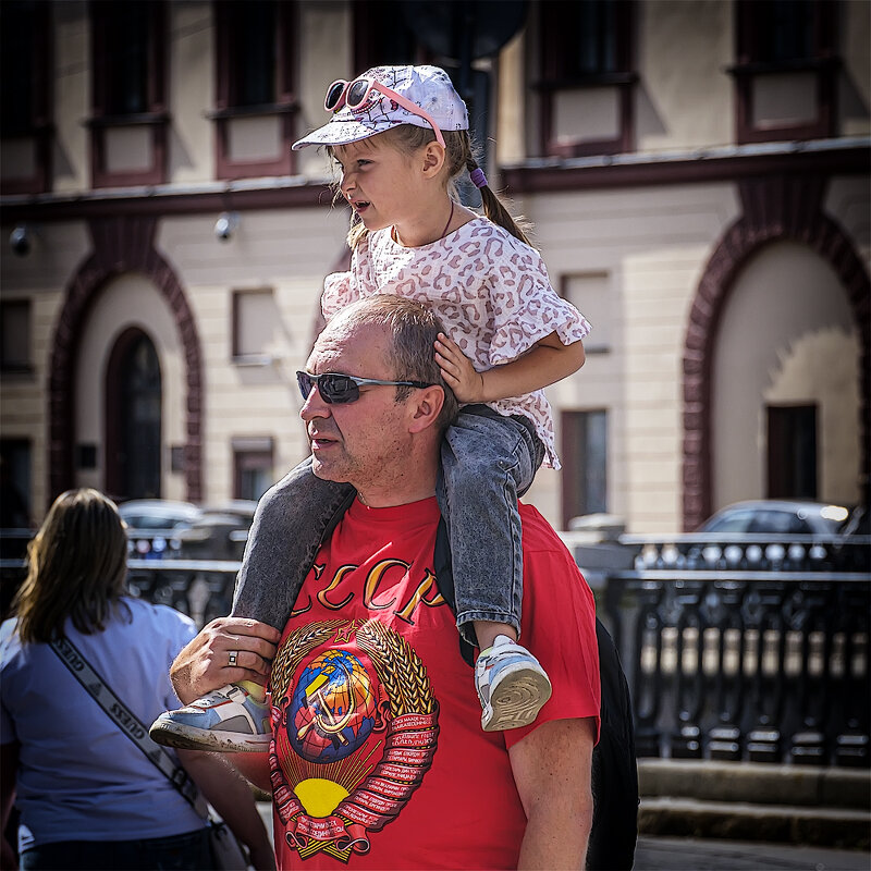 На плечах. - Александр 