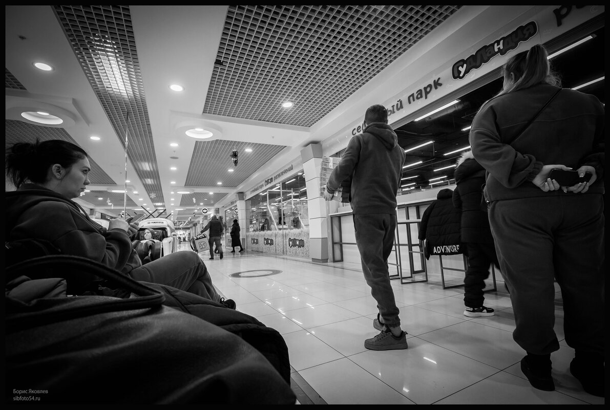 Торговый центр. случайный кадр. - Борис Яковлев