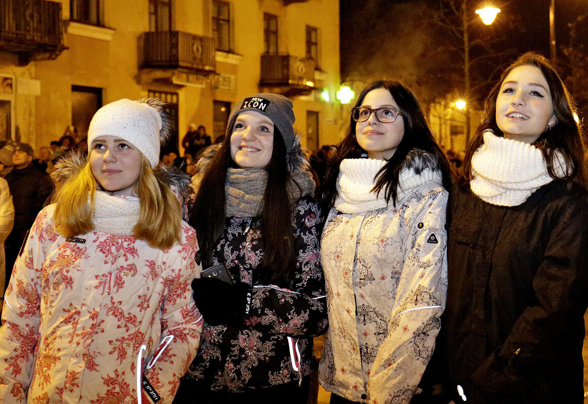 Девушки смотрят на новогодний салют (4) - Игорь Парв