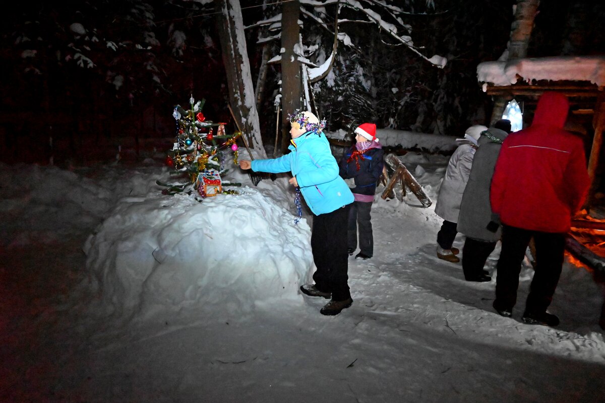 Ёлочку подправляет. - ВикТор Быстров