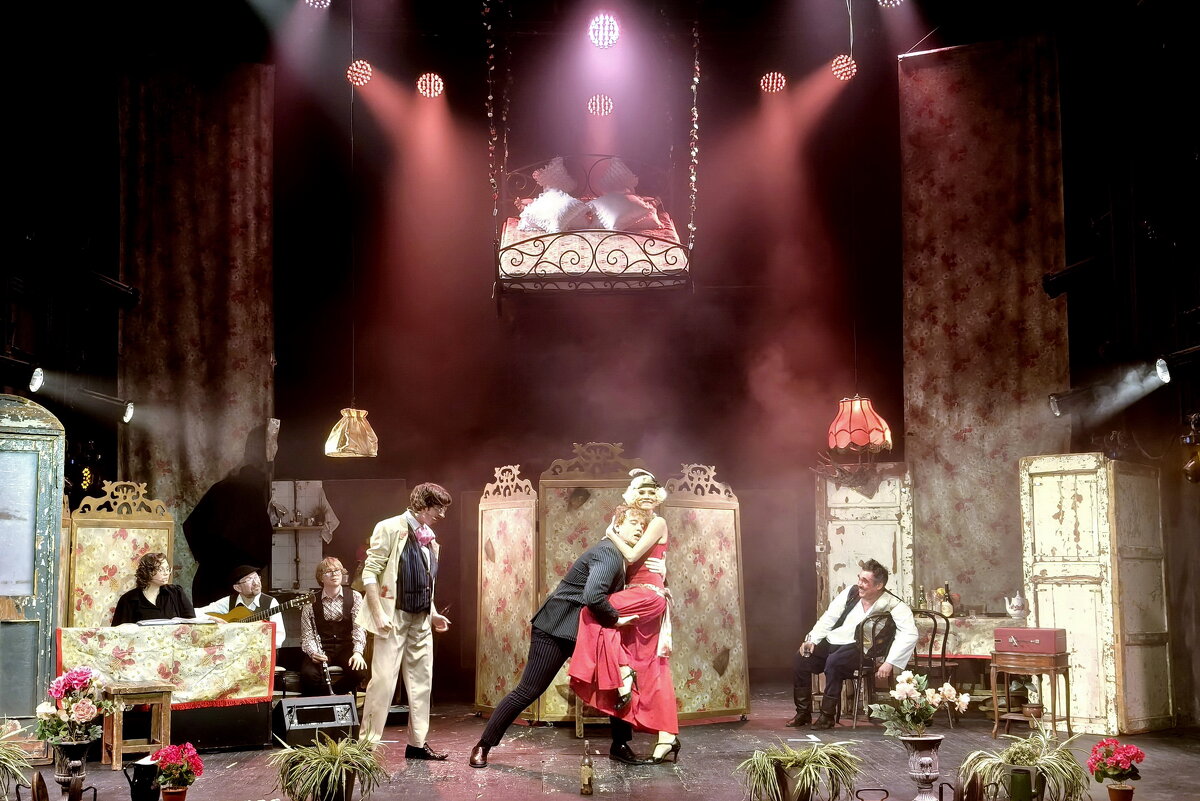 Сцена из спектакля "Свадьба" - Валерий Судачок