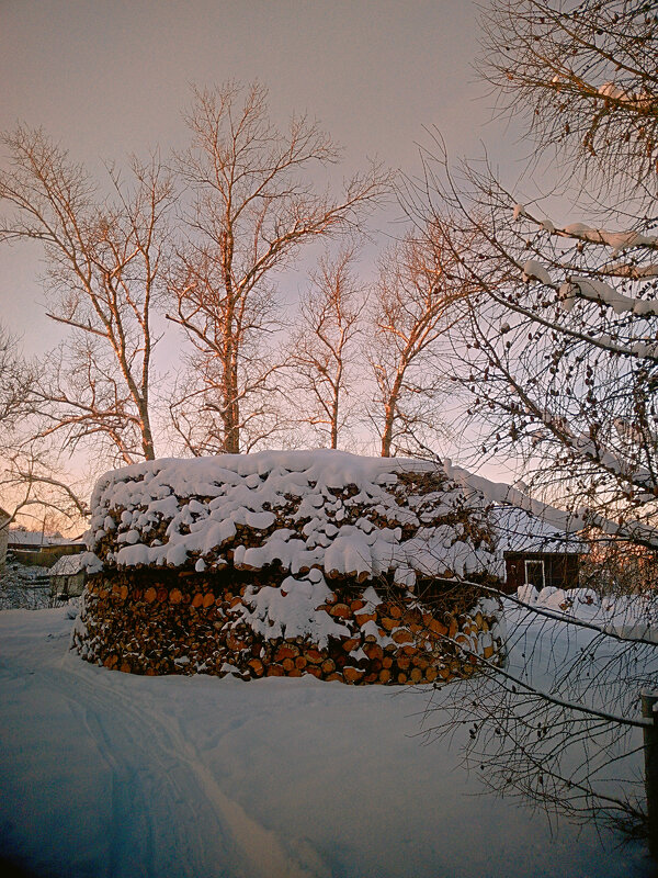 На монастырском дворе - Сергей Кочнев