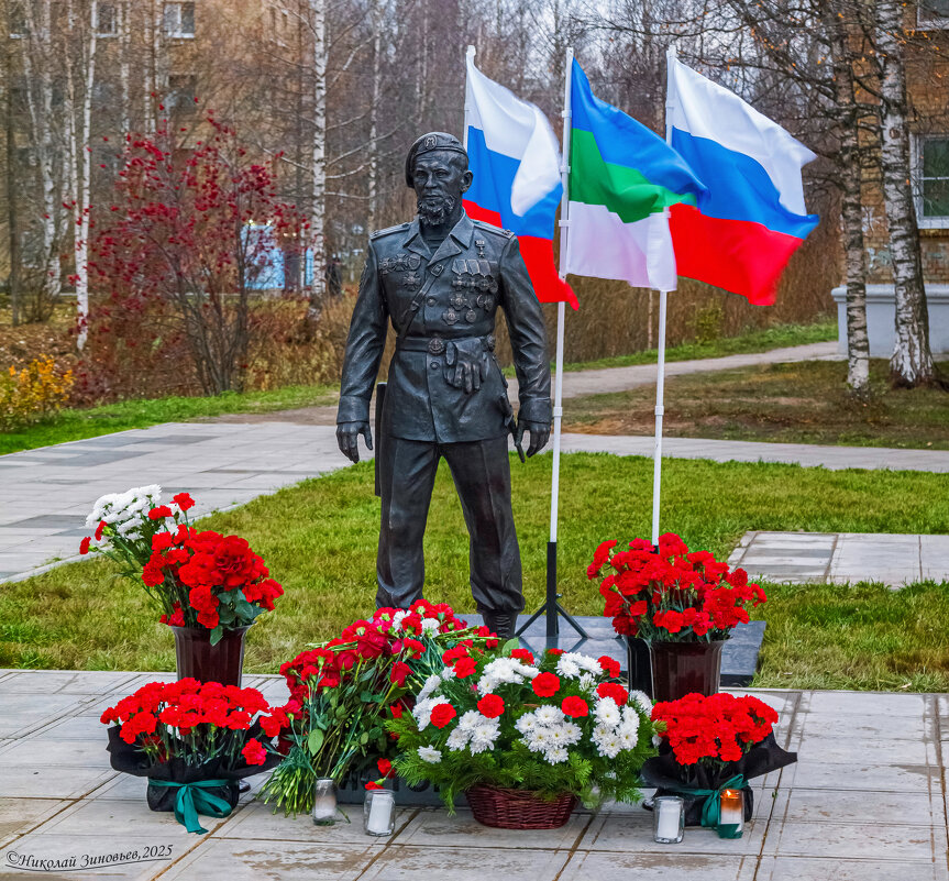 25 октября 2025 на родине в Ухте (Коми) открыт памятник Герою ДНР - Арсену Павлову (Мотороле) - Николай Зиновьев