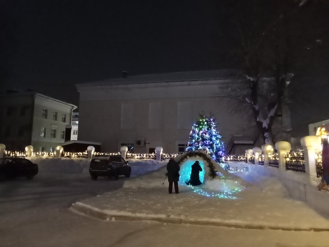 У импровизированного вертепа - Виктор 