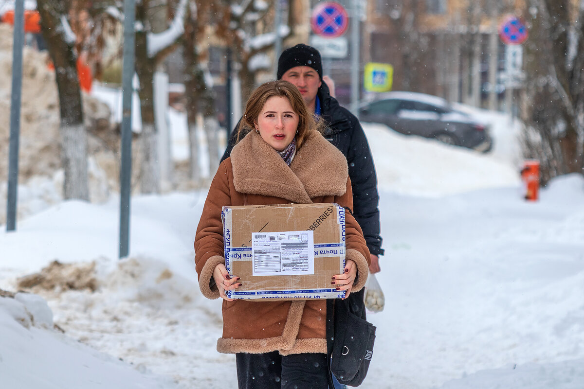 Девушка с посылкой. - Анатолий. Chesnavik.