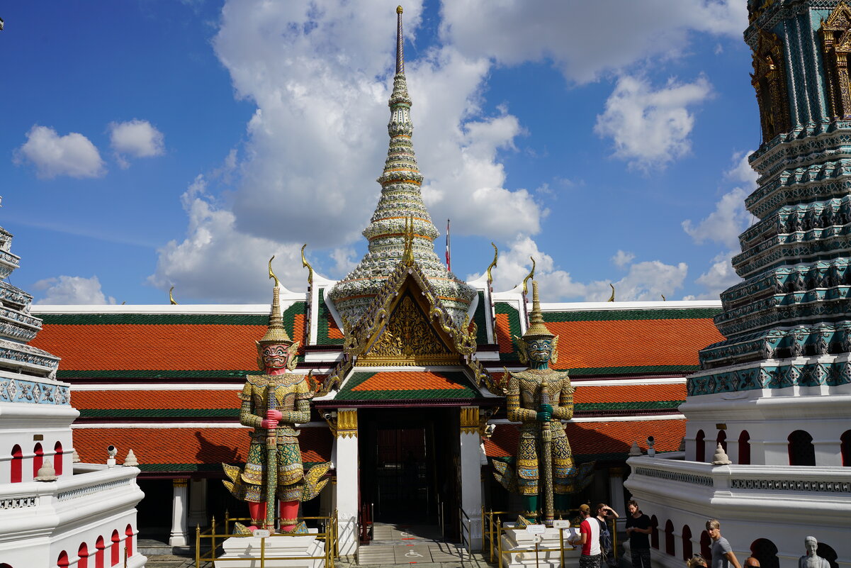 Ворота с гигантами -якша  у храма Wat Phra Kaew - Иван Литвинов