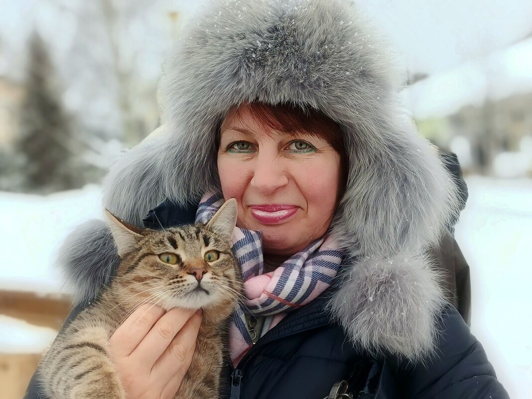 Лариса с монастырским котом. - Михаил Столяров