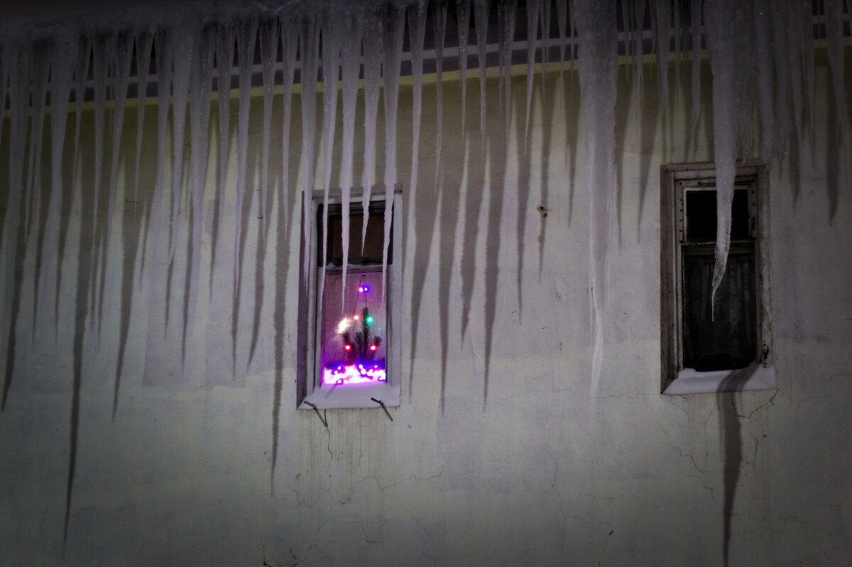 за решеткой из сосулек - Артём Евтюхов