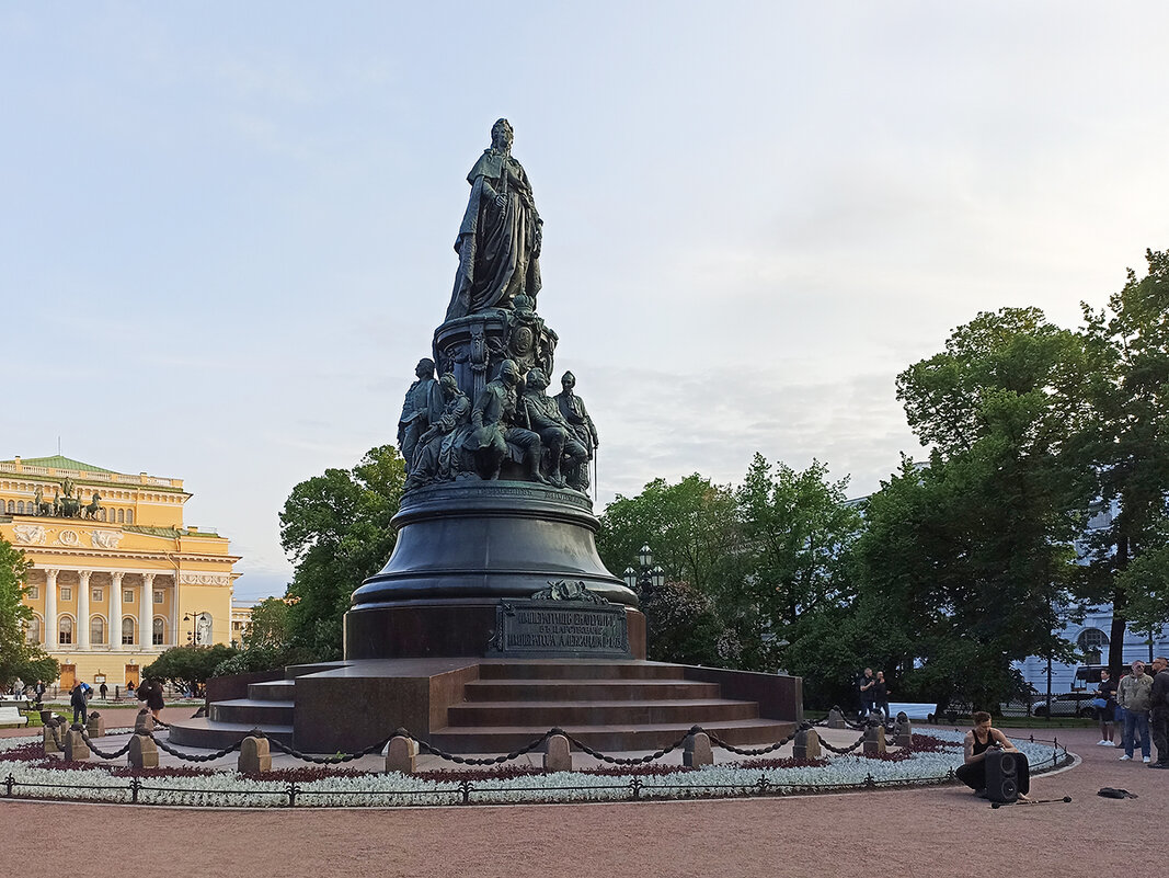Екатериненский сквер.Памятник Екатерине. СПб. - Лилия *