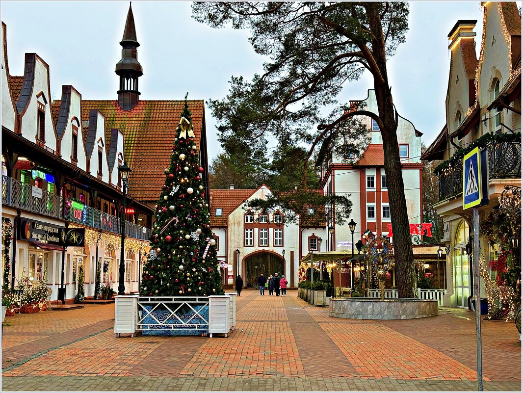 Ёлка у торговых рядов. - Валерия Комова