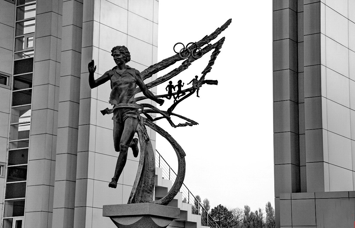 У стадиона " Динамо " ... - Николай Саржанов