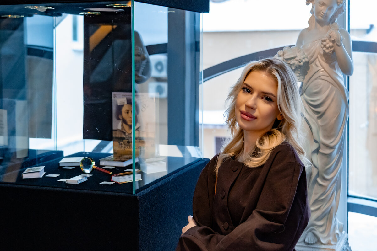 Девушка в музее - Илья Шенгелия