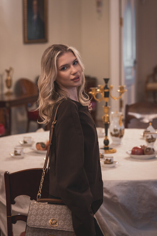 Девушка в обеденном зале - Илья Шенгелия