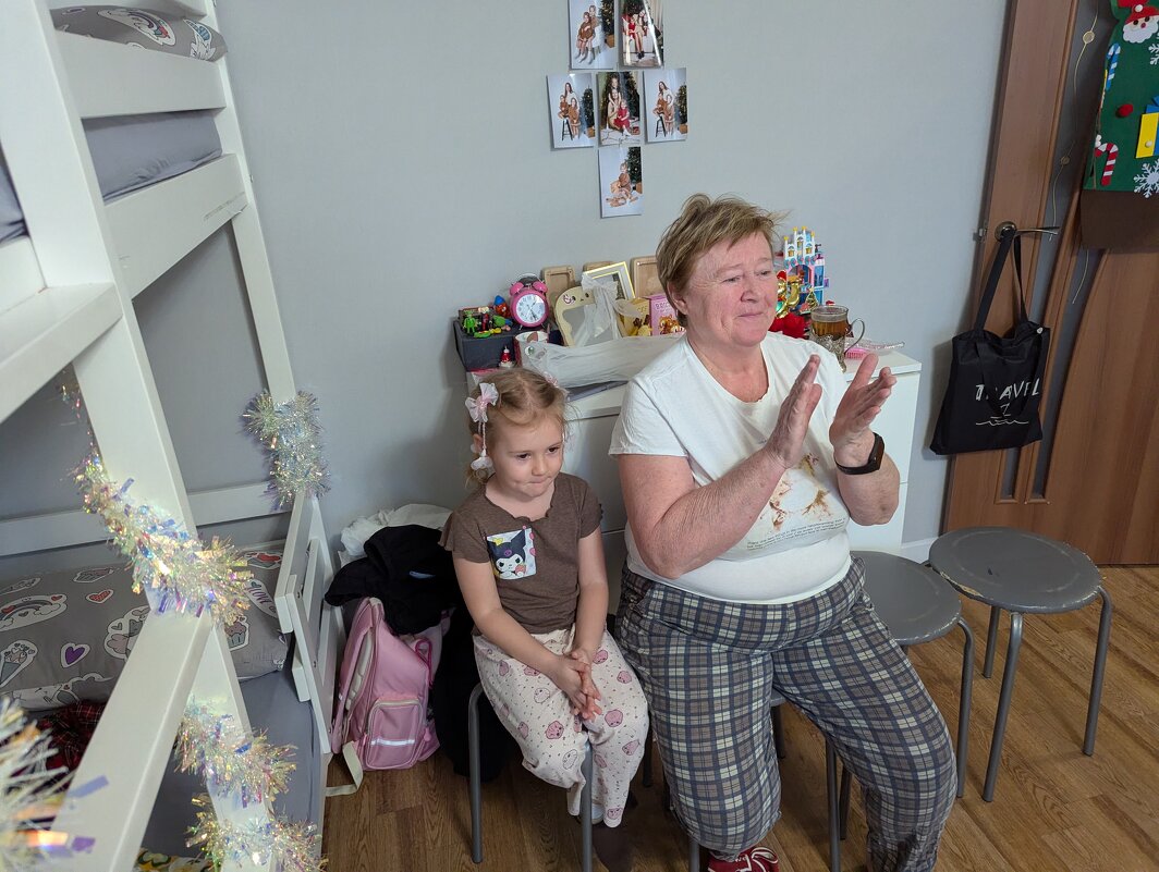 Зрители театра... - Андрей Хлопонин