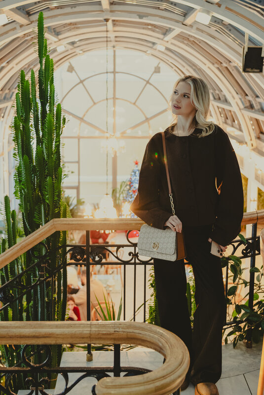 Девушка в красивом месте - Илья Шенгелия