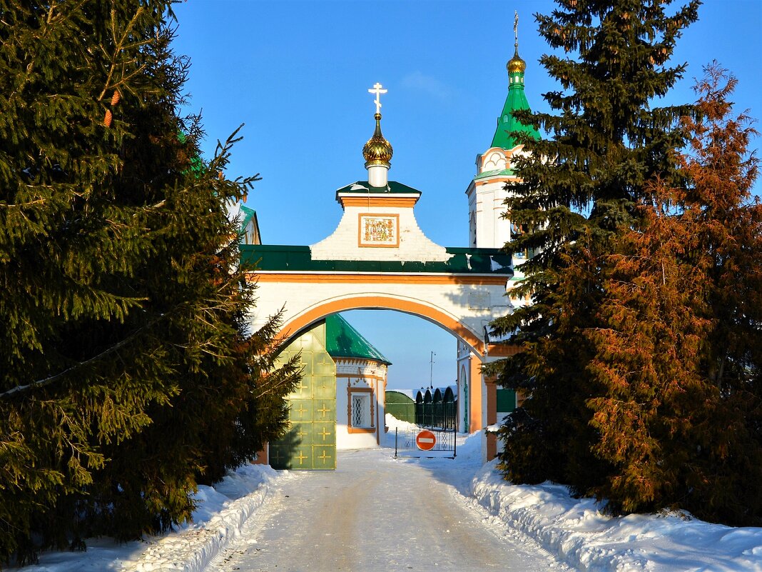Чебоксары. Южные ворота Свято-Троицкого мужского монастыря. - Пётр Чернега