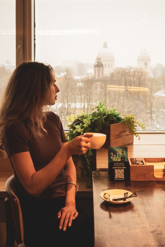 Девушка пьёт кофе на фоне храма - Илья Шенгелия