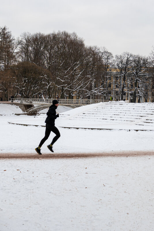 Человек бежит на фоне зимнего парка - Илья Шенгелия