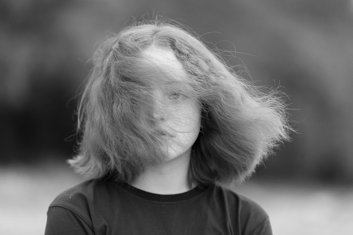 ЧБ портрет девушки; Ветер играет с её волосами - Иван Зиновьев