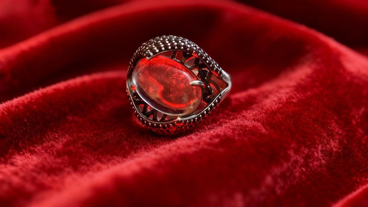 Кольцо на красном бархате - Мариша 